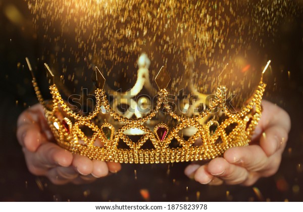 赤と白のダイヤモンドを持つ金色の冠 お姫様のための金のティアラ 高価な宝石 白い背景に魔法の冠 被写界の深さ全体の王または女王の装飾写真素材 Shutterstock