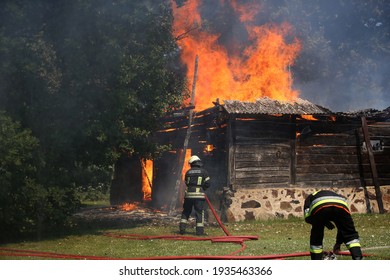 The farm building in Kedainiai district is burning 28 06 2017