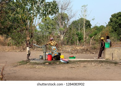 Farm People Fetching Water In Malawi, 23. September 2012