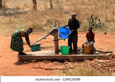 Farm People Fetching Water In Malawi, 22. September 2012