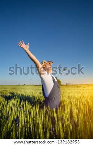 Similar – Junge Frau genießt den Tag auf einem Feld mit Grünflächen.