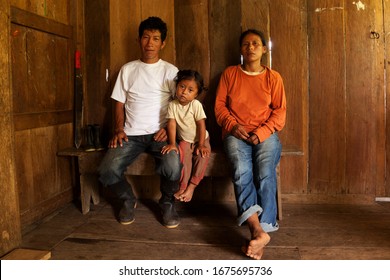 Farmer Latin American Native Family Poverty Cocoa America Ecuadorians Mother World Rd Quechua Community From Ecuadorian Amazon Chocolate Harvester Farmer Latin American Native Family Poverty Cocoa Ame