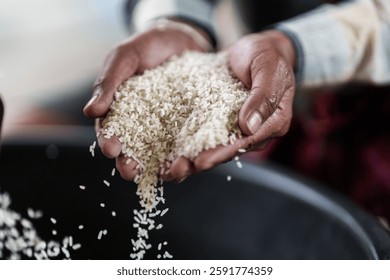 Un agricultor muestra el arroz que se muele con un molino de arroz en la mano.
