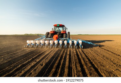 Bauern mit Traktorsaat - Aussaat auf dem landwirtschaftlichen Feld. Pflanzen, Weizen.