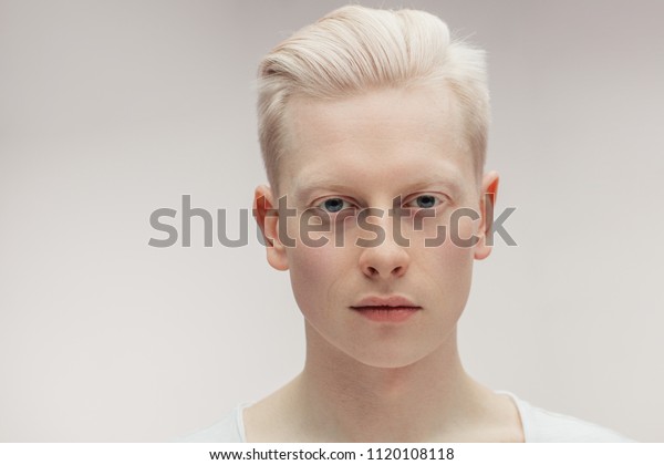 白い背景にファッションアルビノモデルの男性のポートレート スタイリッシュな髪型 完璧な肌 男性の美容と健康なスキンケアのコンセプト の写真素材 今すぐ編集