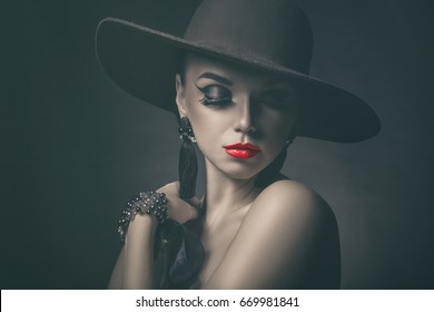 Fashion Beautiful Woman Red Lips Hat Stock Photo 669981841 | Shutterstock