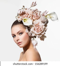 ファッション美人モデルの女性と花の毛。花嫁。クリエイティブなメイクとヘアスタイル。髪型。美しい花束。
