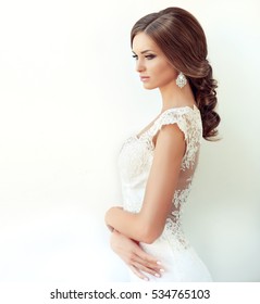 Fashion bride girl  in gorgeous wedding dress 