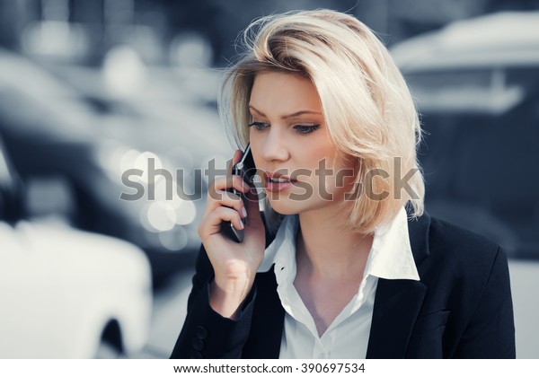 Fashion\
business woman calling on the cell phone\
outdoor