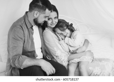 Fashion Family Hugging Kissing Daughter Stock Photo 605718137 ...