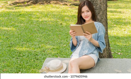 Imagenes Fotos De Stock Y Vectores Sobre Read Book In Garden