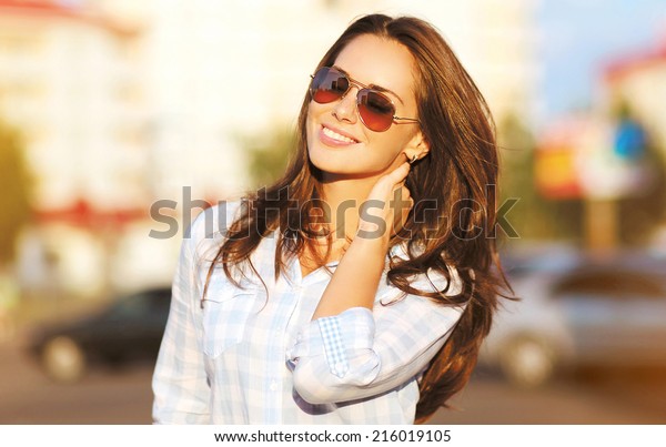 Fashion Lifestyle Portrait Pretty Woman Sunglasses Foto Stock 216019105