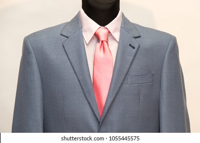 traje gris corbata rosa