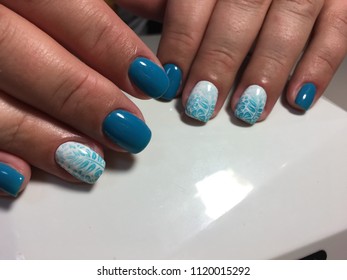fashion manicure blue and white gradient