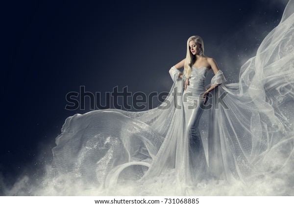 夜の背景にファッションモデルの美容ドレス なびく銀色の布衣 白い羽織りの衣服を着た女性 の写真素材 今すぐ編集