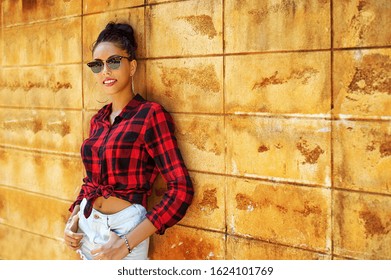 Fashion portrait of stylish beautiful woman in sunglasses