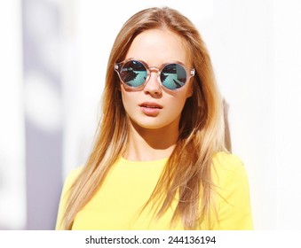 Fashion portrait stylish pretty woman in sunglasses posing  in the city, street fashion