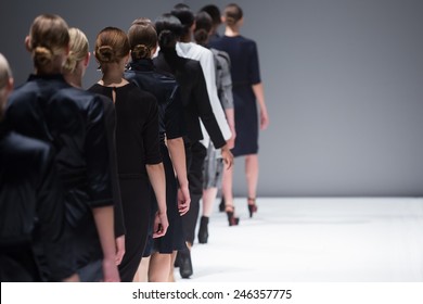 554,820 Model fashion runway Images, Stock Photos & Vectors | Shutterstock