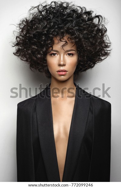 黒いケープにアフロカールの髪型をした美しい女性のファッションスタジオのポートレート ファッションと美しさ の写真素材 今すぐ編集