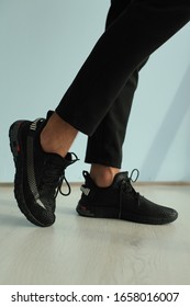  Mode. Stil. Schuhe. Herrenturnschuhe schwarz auf den Füßen