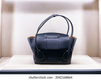 Fashion Women Black Handbag Display On Shelf

