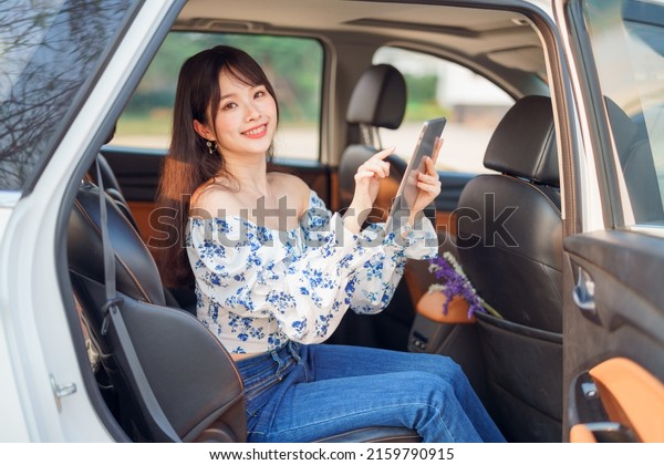 Fashionable Asian girls
make up in the car