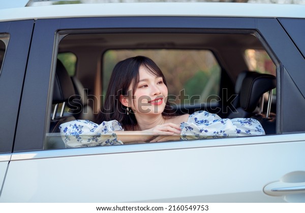 Fashionable Asian girls\
make up in the car
