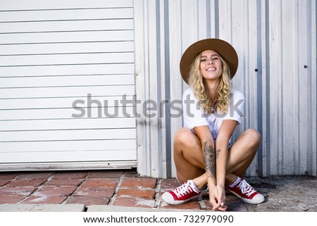fashionista girl sitting in the backstreet of Los Angeles.