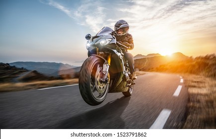 Schnelles Motorrad auf der Küstenstraße reiten. Spaß beim Fahren der leeren Autobahn auf einer Motorradtour. Kopiere Platz für deinen einzelnen Text.