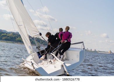 single mast sailboat