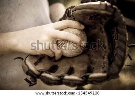 Fastball grip  in baseball glove with vintage look
