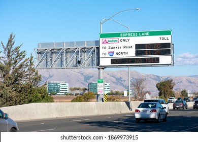 FasTrak Express Lane Sign On Highway. FasTrak Is An Electronic Toll Collection ETC System On Toll Roads, Bridges, And High-occupancy Toll Lanes In California - Sunnyvale, California, USA - 2020