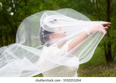 The fat bride covered herself with a wedding veil.