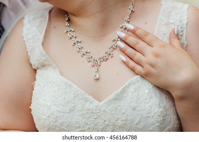 The Fat Bride Wears A Necklace Around His Neck.