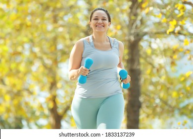 Fette Frau joggen, Sport für Gewichtsverlust, Fettleibigkeit Problem. Hochwertiges Foto.