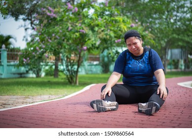Fat women running and tired until feeling discouraged.