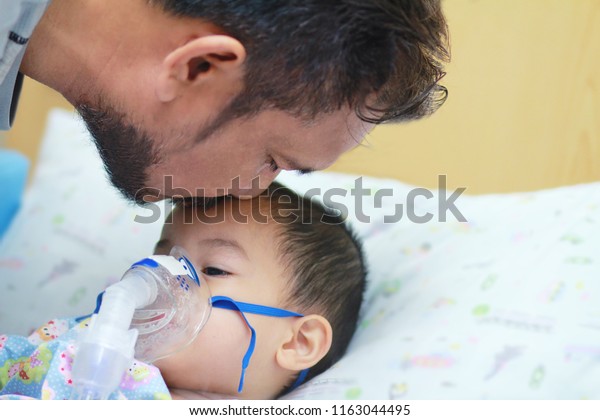 口ひげと口ひげを持つ父は ネブライゼをかけている間に息子にキスをし 病気の少年はベッドに寝 吸入器のマスクで吸入療法を受ける 病気や子どもへの意識 の写真素材 今すぐ編集 口ひげと口ひげを持つ父は ネブライゼをかけている間に息子にキスをし 病気の少年はベッドに寝 吸入器のマスクで吸入療法を受ける 病気や子どもへの意識 の写真素材 今すぐ編集