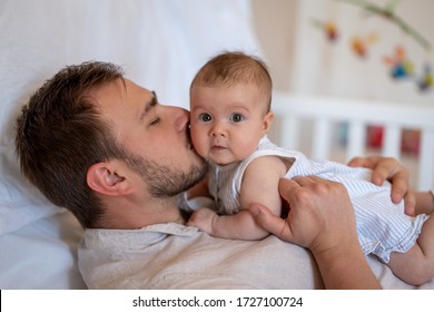 Vater verbindet sich mit seinem kleinen Mädchen, während beide auf dem Bett liegen