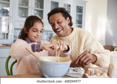 Vater und Tochter backen gemeinsam zu Hause Kekse