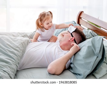 Father With Daughter In The Bed In The Morning Time. Beautiful Portrait Of Family Moments. Dad And His Little Daughter Wake Up And Looking At Each Other