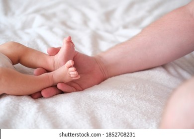 Baby Fuss In Seiner Hand Bilder Stockfotos Und Vektorgrafiken Shutterstock