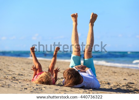 Similar – Vater und Sohn spielen zur Tageszeit am Strand. Die Menschen haben Spaß im Freien. Konzept des Sommerurlaubs und der freundlichen Familie.