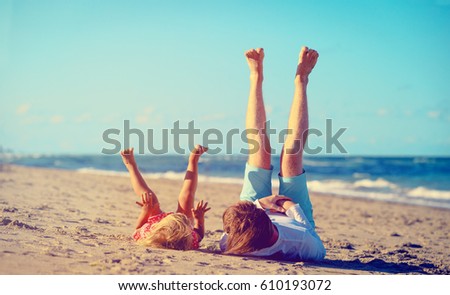 Similar – Vater und Sohn spielen zur Tageszeit am Strand. Die Menschen haben Spaß im Freien. Konzept des Sommerurlaubs und der freundlichen Familie.