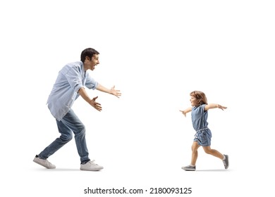 Padre y niñita corriendo unos hacia otros para abrazarse aislados en un fondo blanco