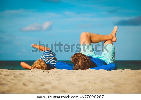 Similar – Vater und Sohn spielen zur Tageszeit am Strand. Die Menschen haben Spaß im Freien. Konzept des Sommerurlaubs und der freundlichen Familie.