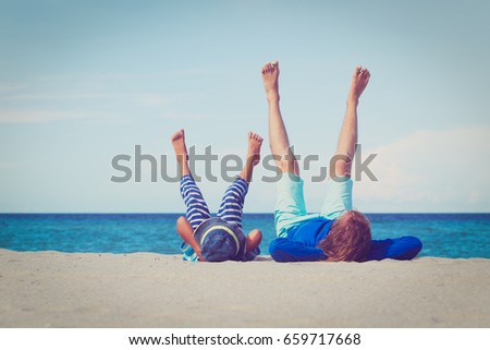 Similar – Vater und Sohn spielen zur Tageszeit am Strand. Die Menschen haben Spaß im Freien. Konzept des Sommerurlaubs und der freundlichen Familie.