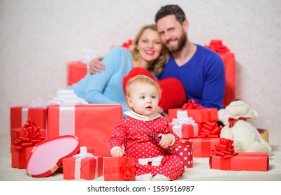 Father, Mother And Doughter Child. Love And Trust In Family. Bearded Man And Woman With Little Girl. Happy Family With Gift Box. Shopping Online. Boxing Day. Valentines Day. Love Is A Great Feeling.