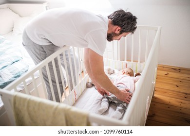 putting baby to sleep in cot