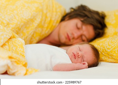 Bebe Durmiendo Con Papa Imagenes Fotos De Stock Y Vectores Shutterstock