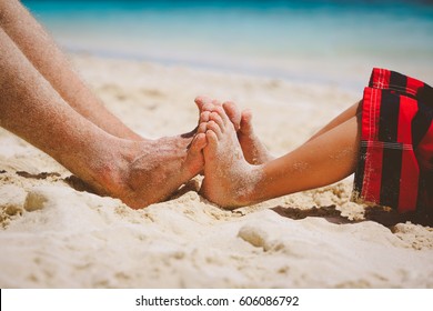 Father Son Feet On Summer Beach Foto Stok 606086792 Shutterstock
